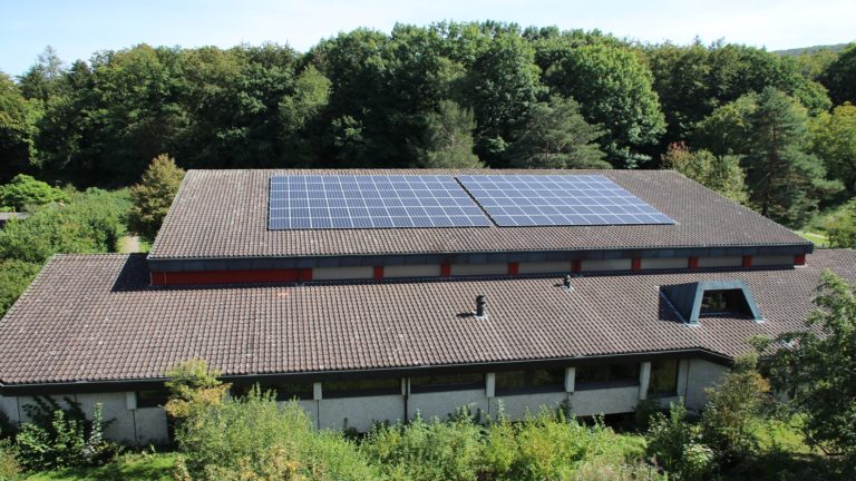 Blick auf eine Mehrzweckhalle mit Solardach