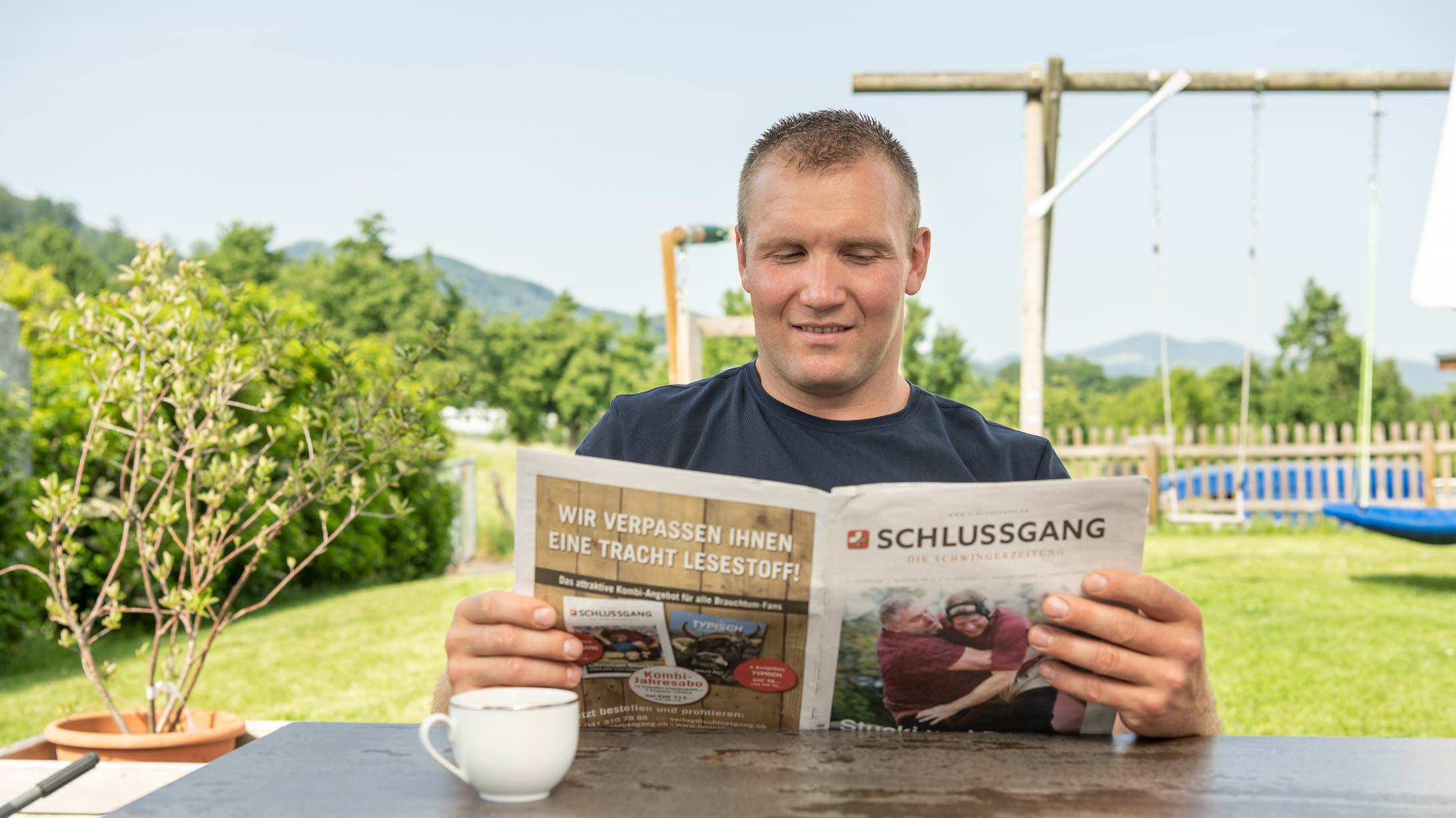 Schwinger Roger Erb liest die Schwingerzeitung «Schlussgang».