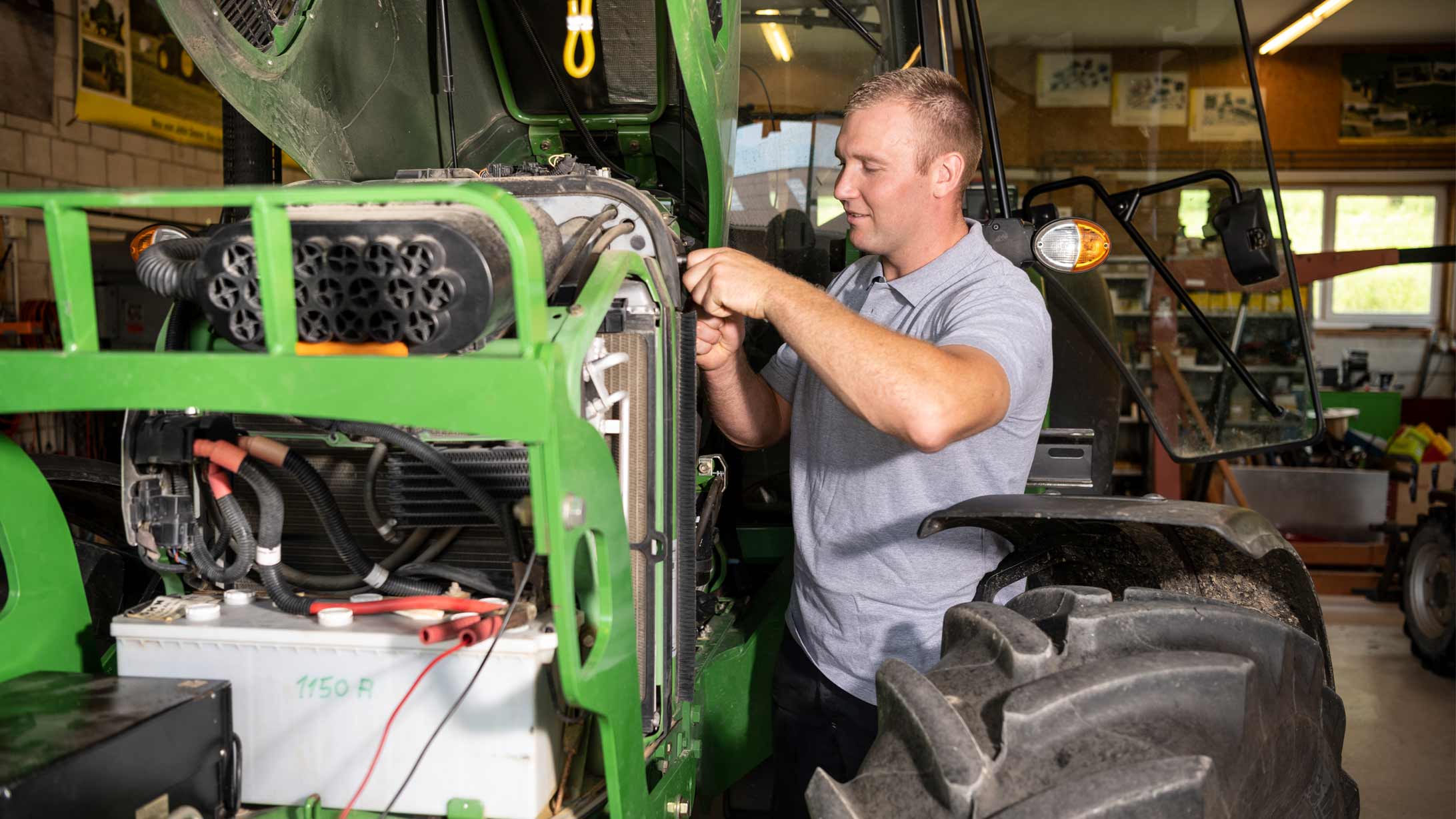 Schwinger Roger Erb repariert in der Werkstatt Traktoren.
