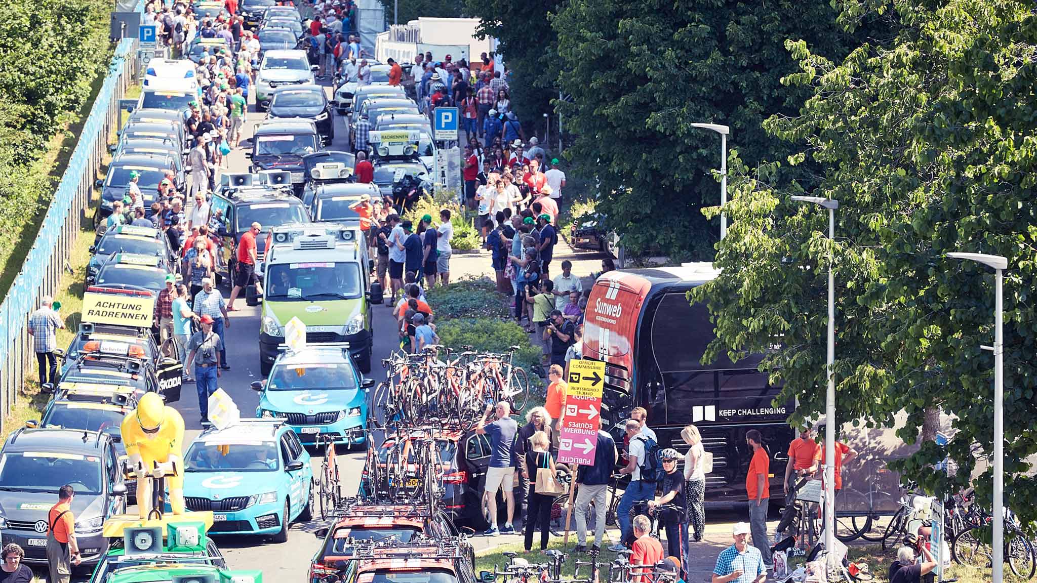 Luftaufnahme einer Menschenmenge an der Tour de Suisse 2019