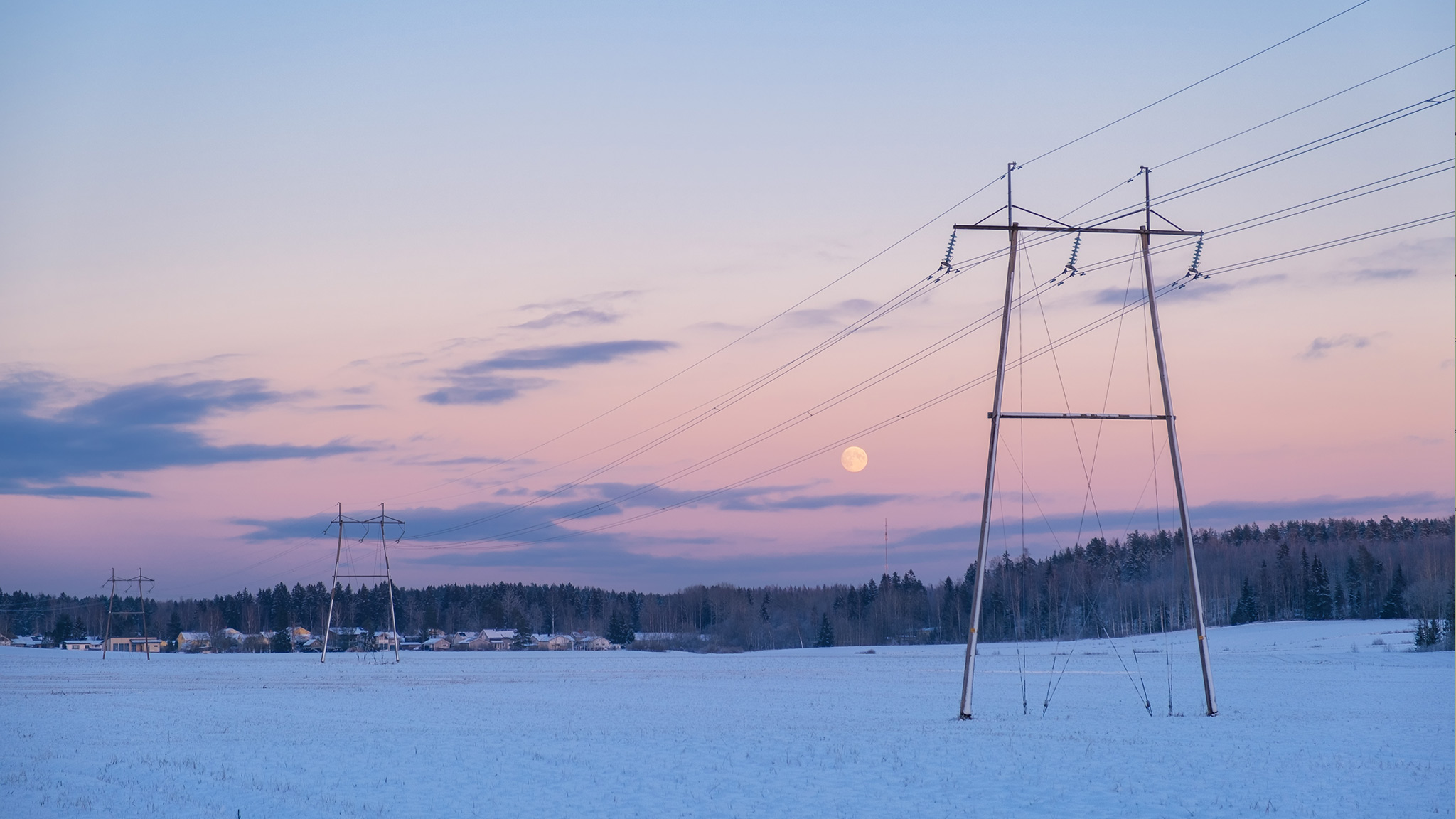Winterbild mit Strommasten