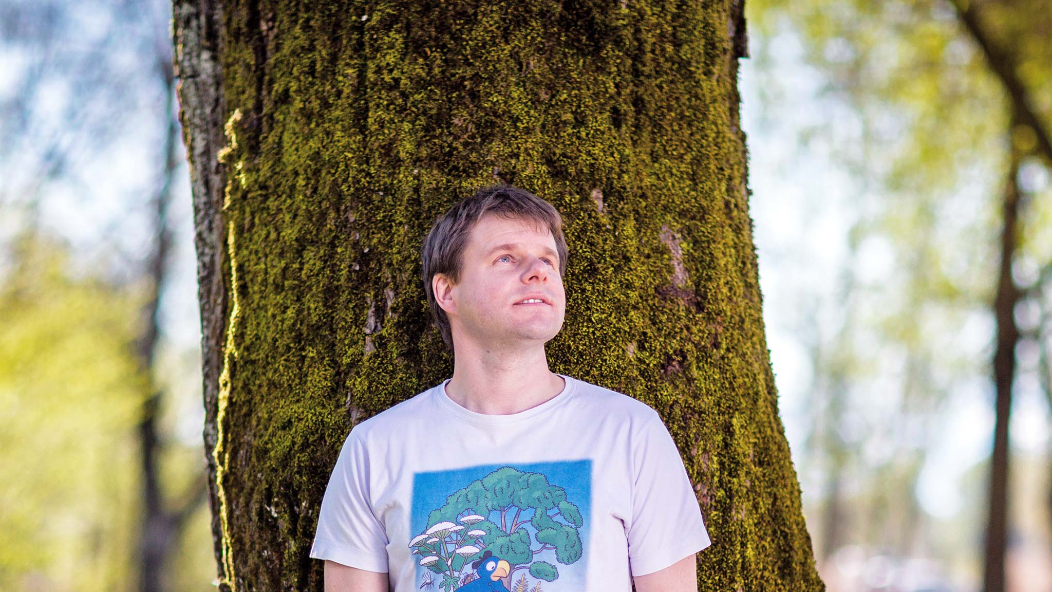 Wissenschaftsjournalist Atlant Bieri vor Baum in der Natur.