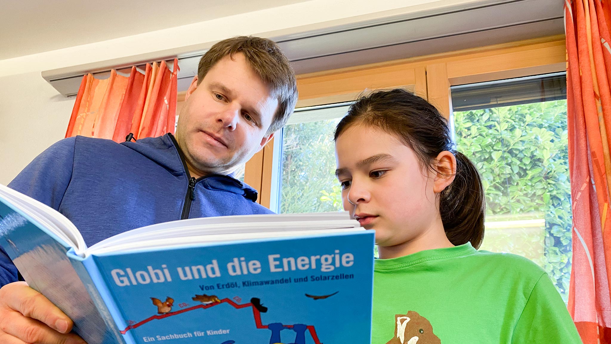 Atlant und Arin Bieri lesen das Globibuch Globi und die Energie