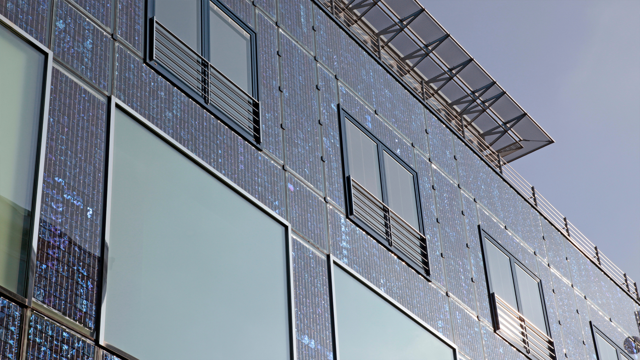 Architektonisch integrierte Solarfassade an einem Holzhaus