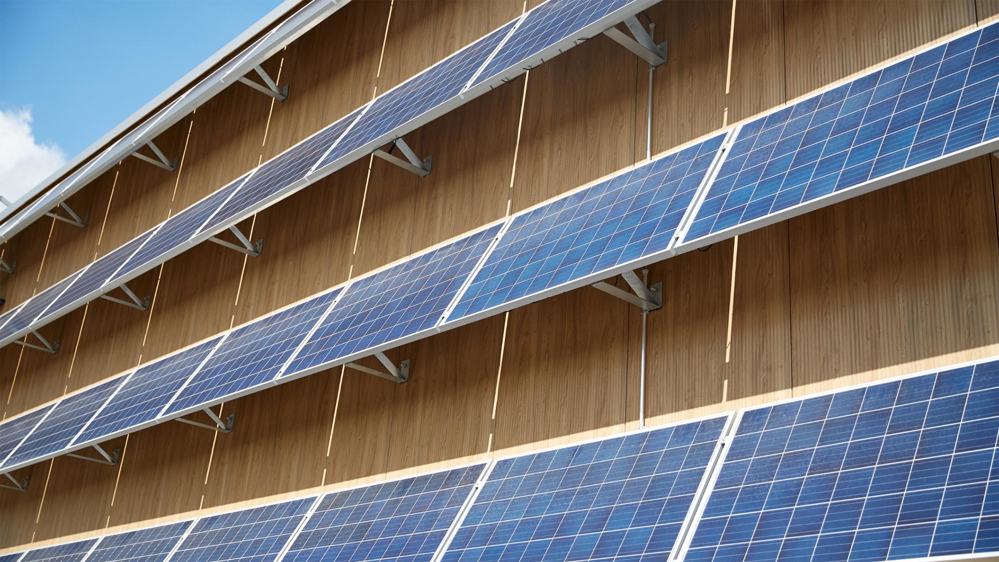 Energieeffiziente Solarfassade, die den Einfallswinkel der Wintersonne optimal nutzt.