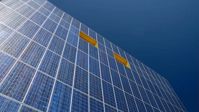 Solarfassaden nutzen den Einfallswinkel der Wintersonne und sind damit die perfekte Ergänzung zu Dach-Solaranlagen.