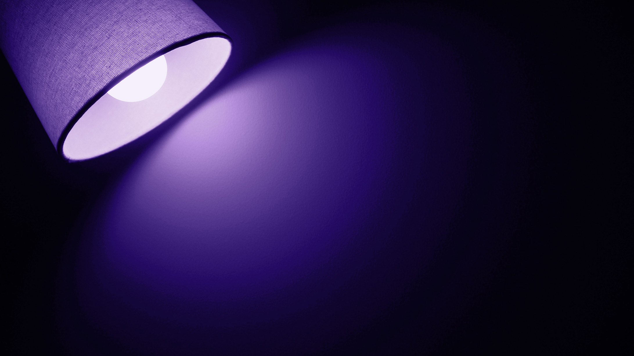 Smart Home: Intelligente Glühbirne mit farbigem Licht