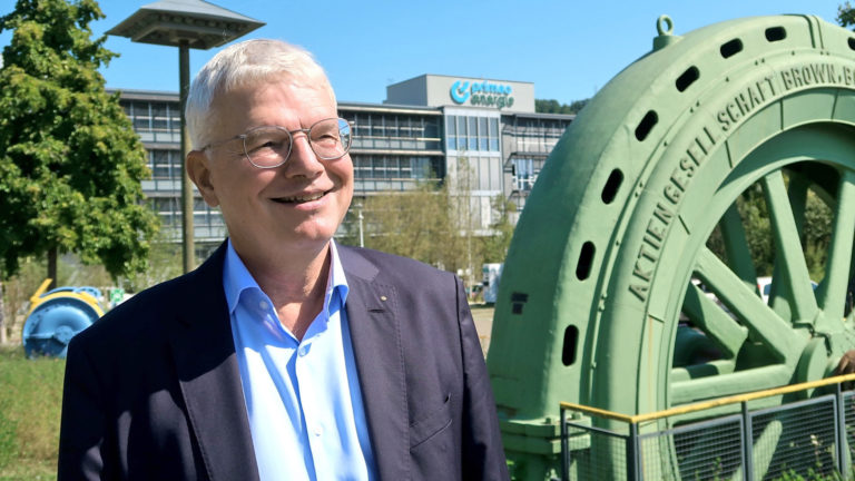 Conrad Ammann, CEO von Primeo Energie vor dem Hauptsitz in Münchenstein