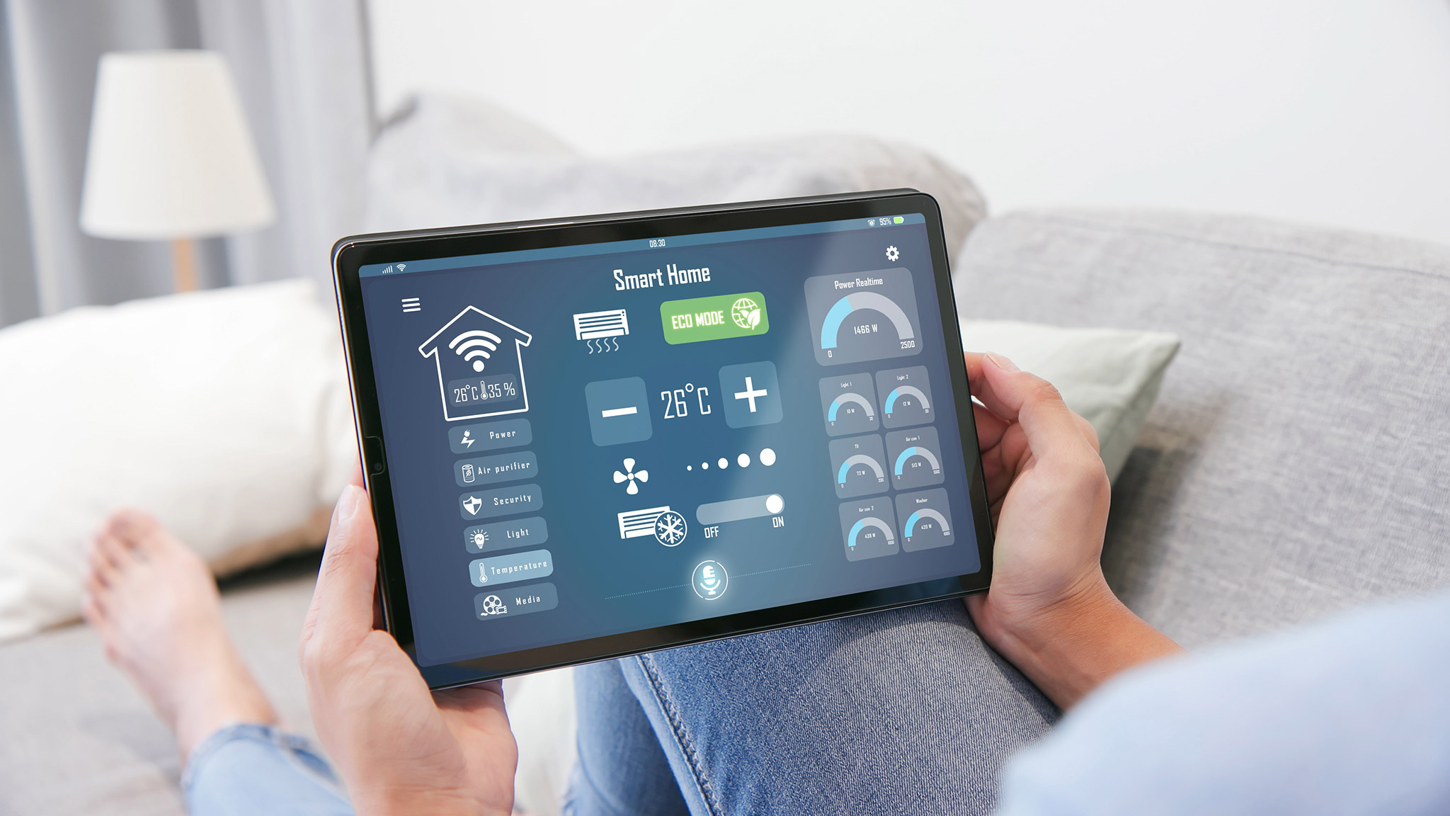 Ein Tablet mit einer Übersicht der Smart Home Funktionen, Blick vom Sofa.