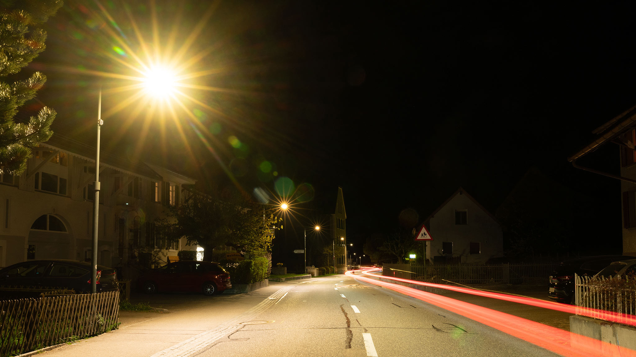 Eine Strasse in Hochwald wird in der Nacht von Strassenbeleuchtung erhellt.