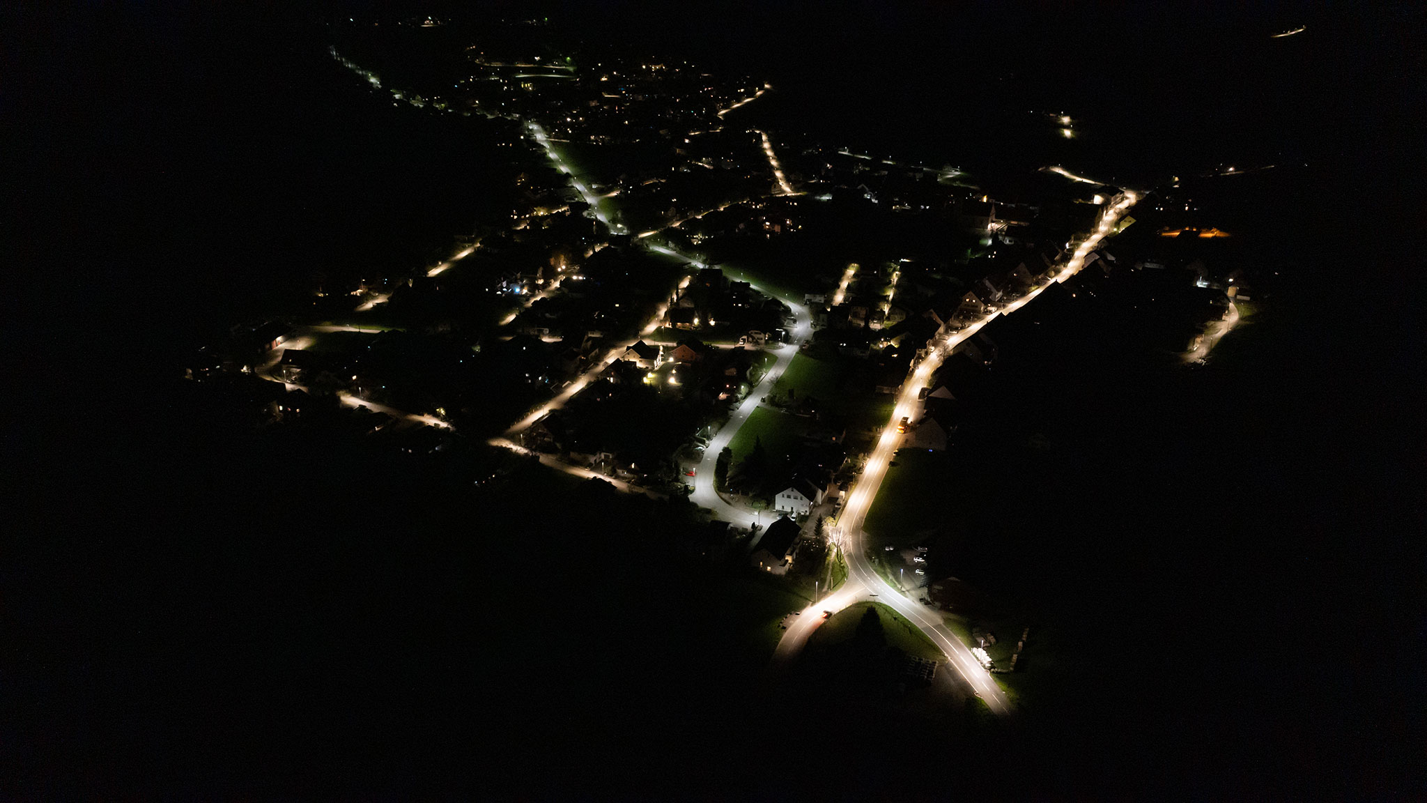 Hochwald in der Nacht aus der Vogelperspektive