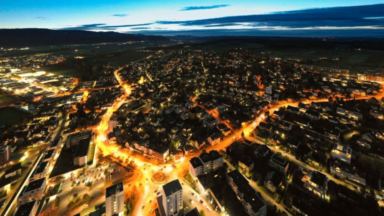 Luftaufnahme der Baslerstrasse in Allschwil bei Nacht