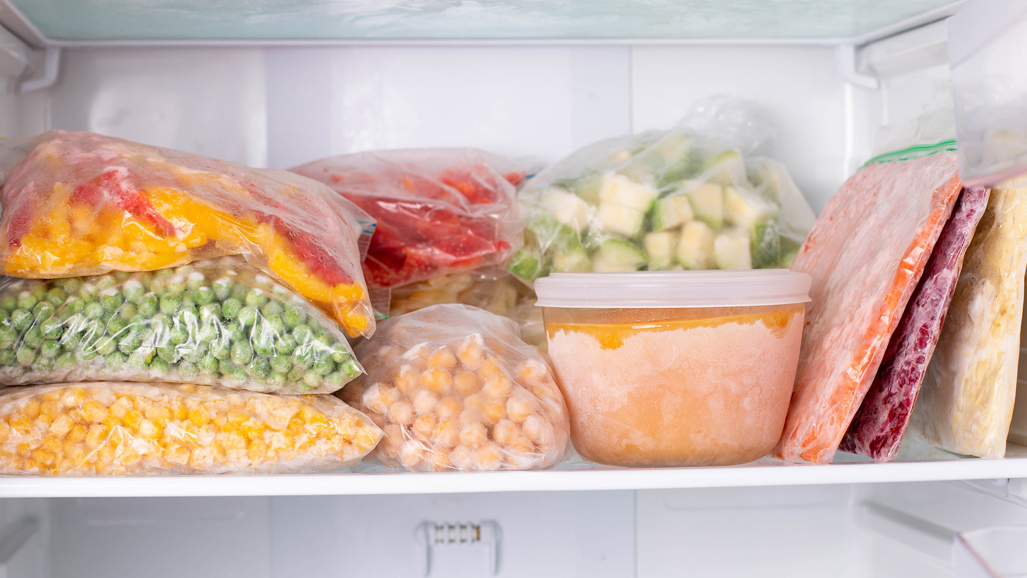 Diverses Gemüse im Tiefkühlfach vom Kühlschrank