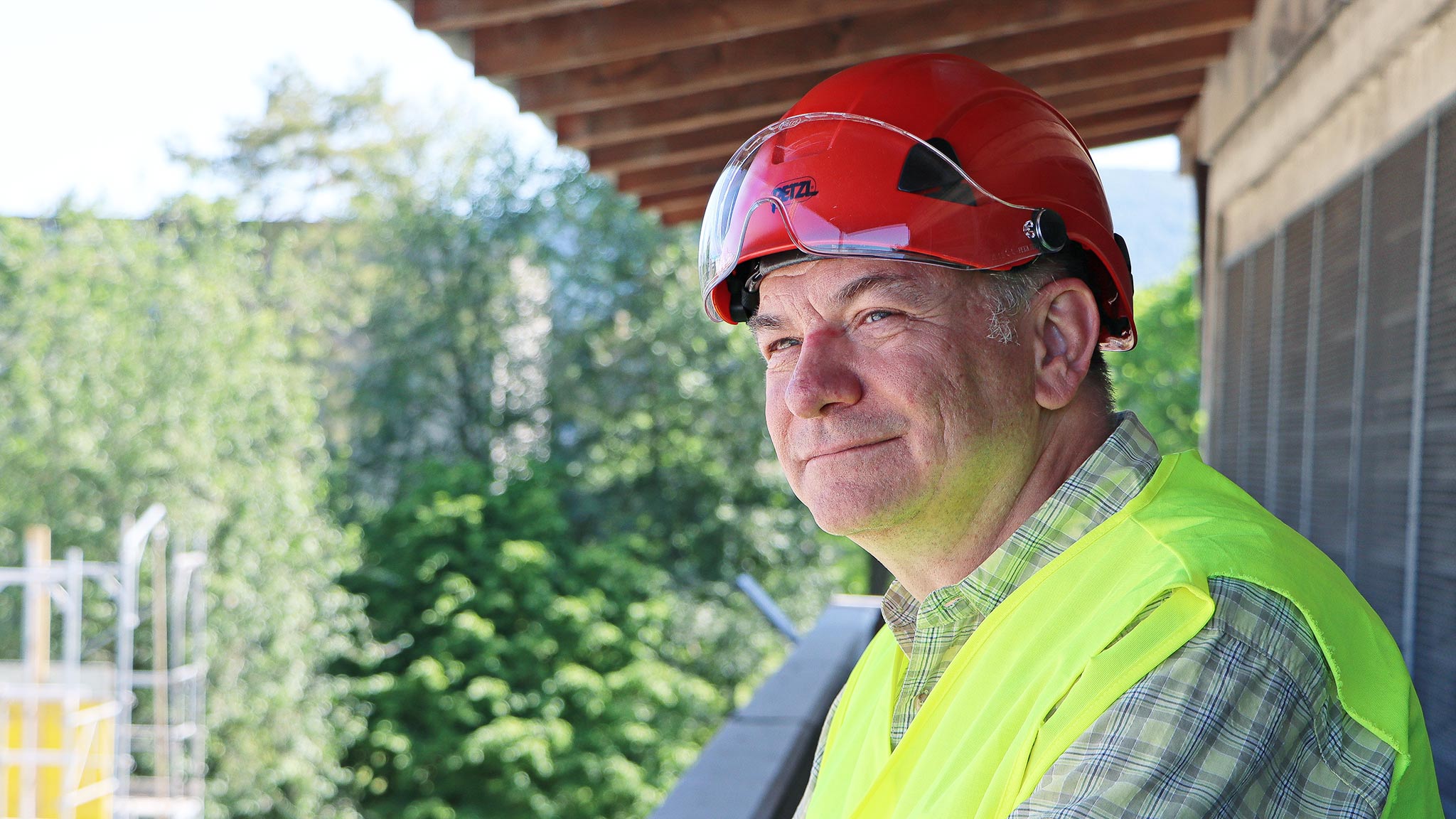 Andreas Ruch, Projektleiter des neuen Unterwerks Therwil mit rotem Baustellenhelm und gelber Leuchtweste